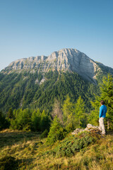 Wanderer blickt zum Berg Staff, nahe Kapelleralm, Goldeck, Kärnten, Österreich