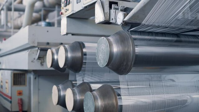 Operation of a flat-slot extruder in the production of polypropylene bags.