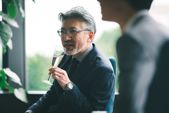 ウンジでシャンパンを飲むシニア経営者