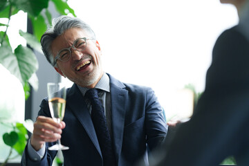 ウンジでシャンパンを飲むシニア経営者