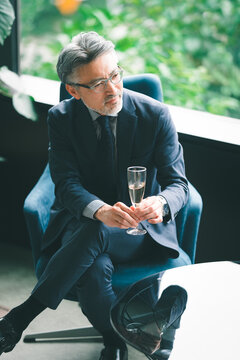ウンジでシャンパンを飲むシニア経営者