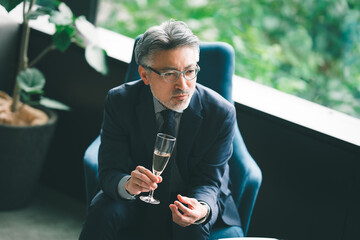 ウンジでシャンパンを飲むシニア経営者