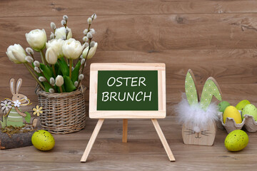 Osterbrunch:  Osterhase mit Ostereiern und dem Text Osterbrunch auf einer Kreidetafel.