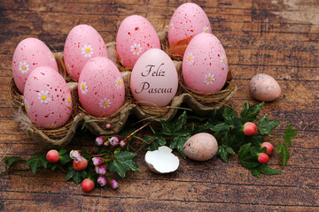 Tarjeta de felicitación Felices Pascuas: Caja con huevos de Pascua rosas y el texto Felices...