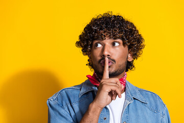 Photo portrait of attractive young man keep secret look empty space wear trendy denim clothes red...