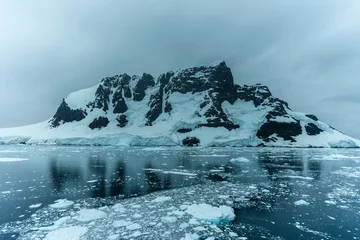 Gordijnen Icebergs of Antarctica from a frozen time © Michael