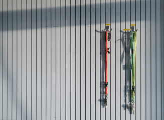 Lanyards an wei&szlig; gestreifter Wand