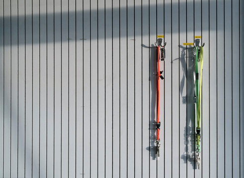 Lanyards an wei&szlig; gestreifter Wand