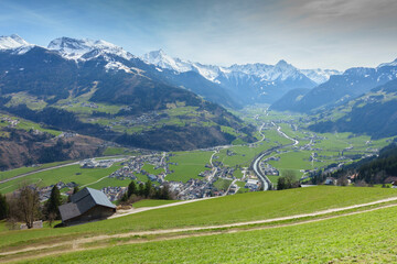 Blick ins frühlingshafte Zillertal in Tirol