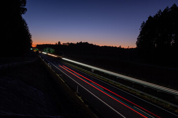 早朝の高速道路