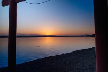 Gardinen 鳥居から覗く日没間際の湖 © AO MEDIA
