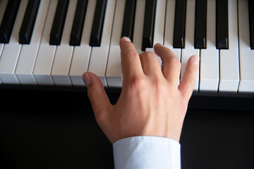 Main droite d'un pianiste entrain de jouer