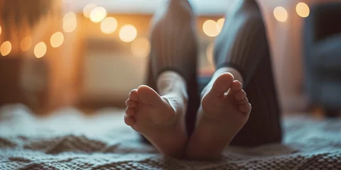 Foto op Plexiglas Fußfetisch   Junge Frau sitzt barfuss auf dem Boden und zeigt ihre Fußsohlen © stockmotion