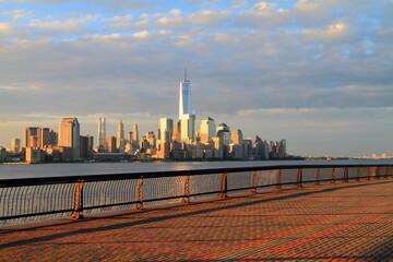 Fototapeta na wymiar View over Manhattan and the Hudson river from Hoboken rivereside walk