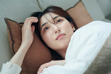 Fototapeta premium 目を覚ました20代女性,朝