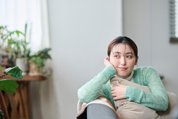 リビングのソファでくつろぐ女性