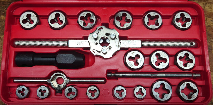 set of dies for creating male threads on metal rods