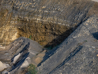 Felswände im Steinbruch