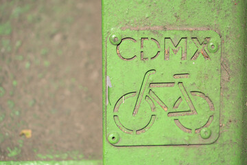 Placa de metal con señalamiento de Bicicleta en la ciudad de México