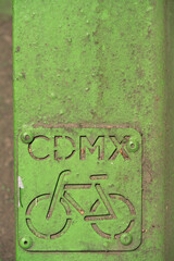 placa con señalamiento de bicicletas en la ciudad de méxico color verde con textura grunge