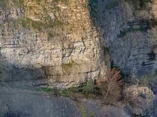 Felswände im Steinbruch