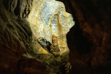 鍾乳洞の中の幻想的な情景