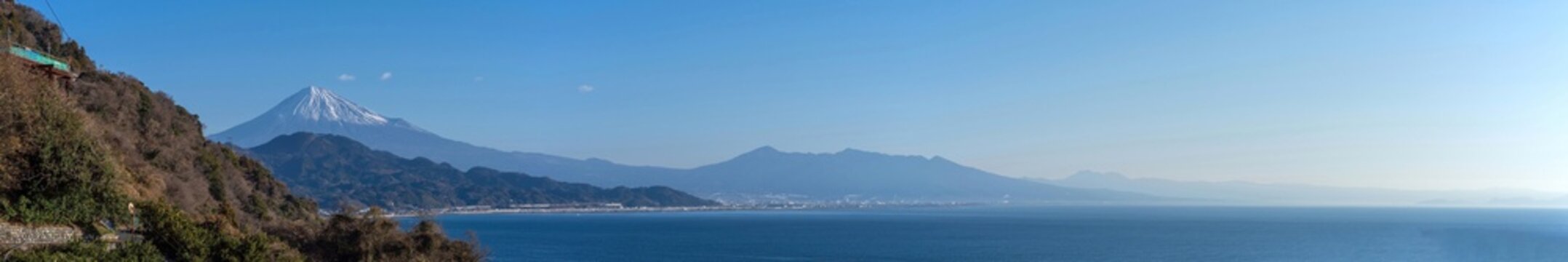 薩埵峠から見た青空バックの富士山のパノラマ情景