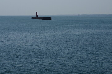 3月とはいえ海からの風は厳しい。防波堤越しに太平洋を望んだ。海はまだ冬の色を残したまま、ゆったりと果てしなく広がっていた。モノトーンの世界。聞こえてくるのは波の音だけ。ときおり鳥のさえずりが上空から聞こえてくる。じっと沖合を眺めていると、この大自然のなかに吸い込まれていくような錯覚に陥る。フェリーで旅をした思い出が蘇ってきた。