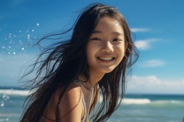Naklejka premium 海で微笑む女の子