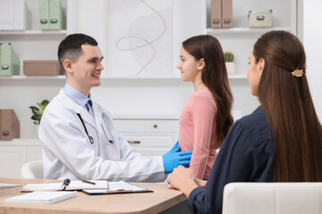 Obraz premium Gastroenterologist examining girl with stomach ache in clinic