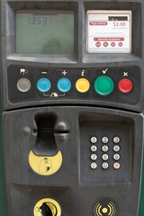 Detalle de máquina de parquímetro con pantalla y teclado numérico de la ciudad de méxico