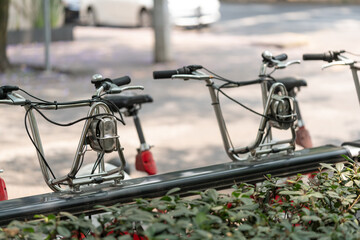 dos bicicletas ecobicis de la ciudad, estacionadas 