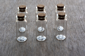 Formación de frascos de vidrio vacíos con tapa de corcho
