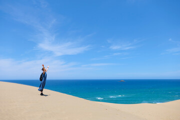 鳥取砂丘を観光する女性 - 763673862