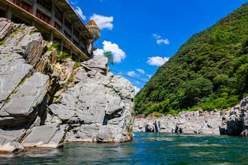 大歩危峡観光遊覧船から見た、大歩危渓谷を流れる吉野川と青空