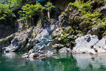 大歩危峡観光遊覧船から見た、大歩危渓谷を流れる吉野川の風景