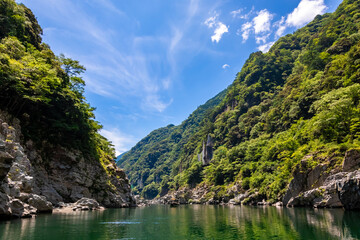 大歩危峡観光遊覧船から見た、大歩危渓谷を流れる吉野川と青空