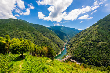 夏の徳島県・大歩危渓谷の小歩危展望台から見た、小歩危峡の風景と青空