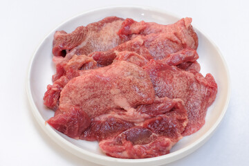 白いお皿に乗ったタン