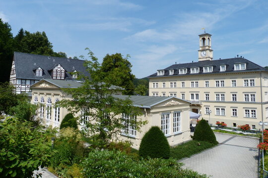 Thermalbad Wiesenbad einem historischen Kurort in Sachsen mit Wandelhalle, Quellenhaus, Kurhaus und Badehaus