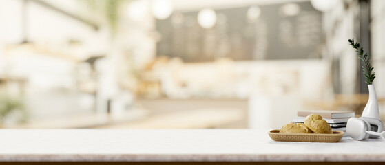 Obraz premium A white table featuring a presentation space for displaying products in a modern coffee shop.
