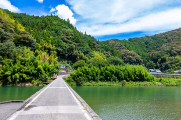夏の高知県で見た、仁淀川下流にある名越屋沈下橋と青空