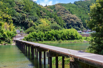 夏の高知県で見た、仁淀川下流にある名越屋沈下橋と青空
