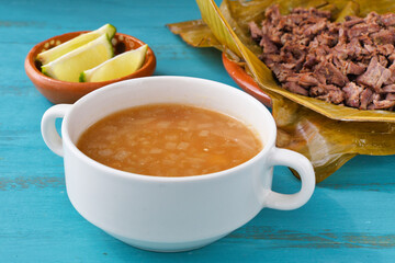 メキシコの牛肉のバルバコアとバルバコアのコンソメ 青背景
Mexican barbacoa de res (beef barbacoa) and consomé de barbacoa (consommé of beef barbacoa) on blue background
