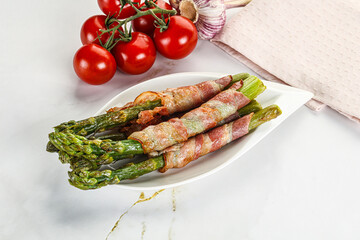 Grilled asparagus with bacon