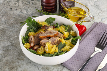 Salad with roasted duck and orange