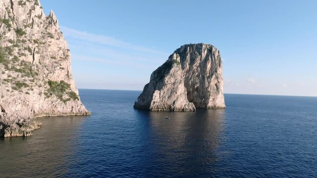 I Faraglioni nel mare di Capri. Italia di lusso.
Riprese aeree di drone dell'isola di Capri al tramonto. La luna spunta dietro i faraglioni.