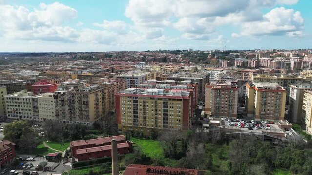 Il quartiere Marconi a Roma, Italia.
Vista aerea panoramica del quartiere della zona Sud della capitale. I palazzi popolari visti dall'alto.