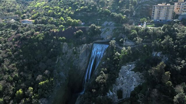 le cascate di Tivoli, citt&agrave; vicino Roma, famosa Villa Adriana e Villa D'este. Italia.
Vista aerea della cascata del fiume Aniene.