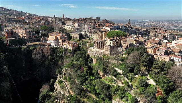 Tivoli, citt&agrave; vicino Roma, famosa per le cascate e Villa Adriana.
Vista aerea del borgo di Tivoli che affaccia sulla valle dove scorre il fiume Aniene.